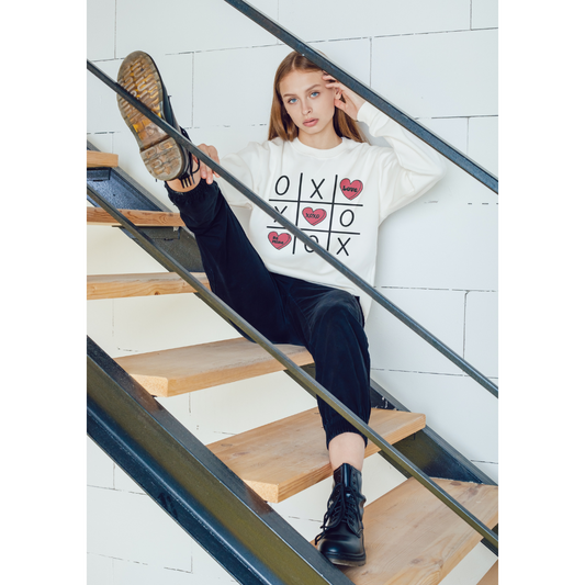 'XOXO' Sweatshirt: Infuse Love into Your Style!